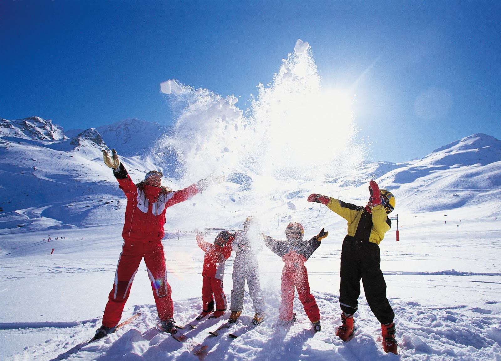 Компания горнолыжный курорт. Горные лыжи в Бакуриани. Зимние активности. Новый год в горах. Активность зимой.