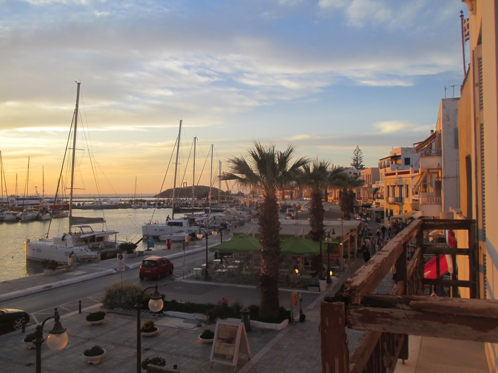 欧州発 元バックパッカーのおとな旅 ギリシャの島 ナクソス島 白い街コラの夕日を望むホテル