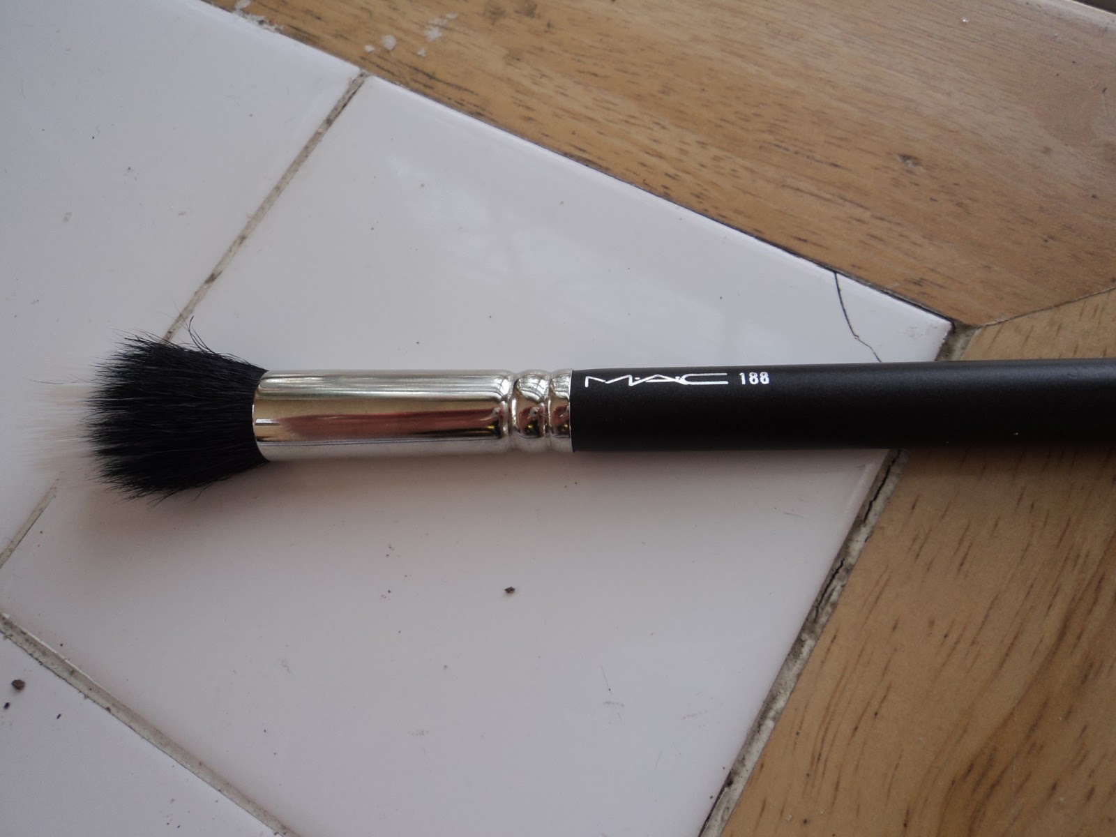 As Seen By Lolly Review MAC 188 Duo Fiber Stippling Brush
