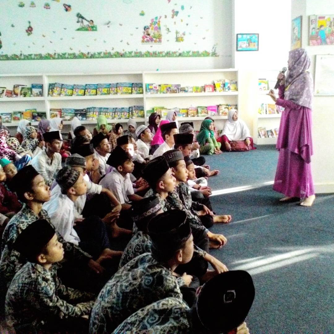 Pentingnya Peranan MC Untuk Menyukseskan Acara Duduk Pentingnya Peranan MC Untuk Menyukseskan Acara Duduk