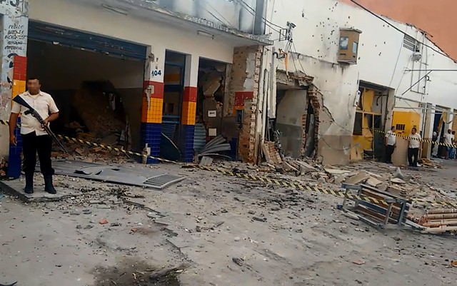Alvo de ataque, empresa de segurança de valores ficou destrúda na cidade de Eunápolis (Foto: Taísa Moura/ TV Santa Cruz)
