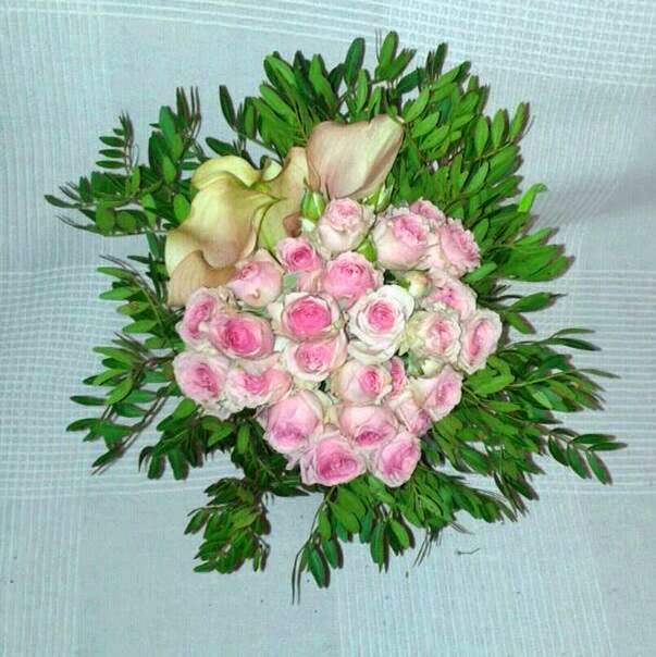 bouquet con rosas ramificadas, calas y verde de base