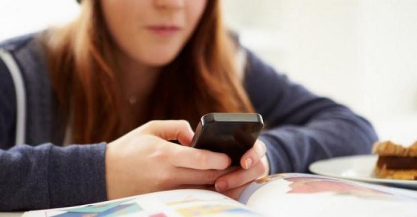 Prohíben el uso de celulares en todos los colegios de Francia ¿Perú debería tomar esta medida? Prohíben el uso de celulares en todos los colegios de Francia ¿Perú debería tomar esta medida?