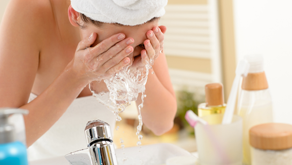 ٦ خطوات تمكنك من تنظيف بشرة وجهك بشكل مثالي