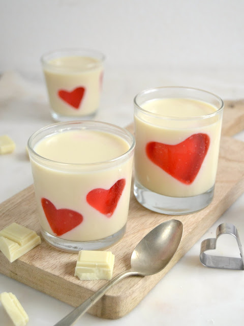 Panna Cotta De Chocolate Blanco Con Corazones. Receta De San Valentín
