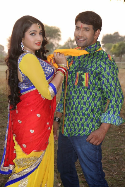 dinesh lal yadav nirahua and amrapali dubey in nirahua rikshwala 2