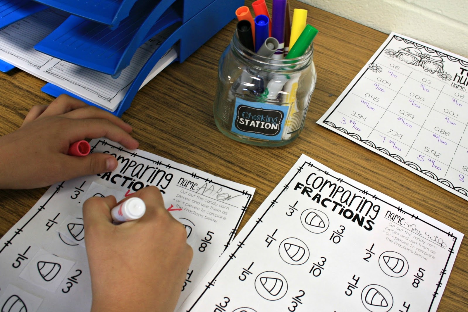 Using centers is essential in my classroom, and this checking station invented itself. Allowing students to self check their work and help/seek help from class mates if needed on difficult problems promotes confidence in their skills. You can customize your parameters for the checking station and get started! This station is easy to create with this free printable. {freebie, math centers, reading centers,organizing}