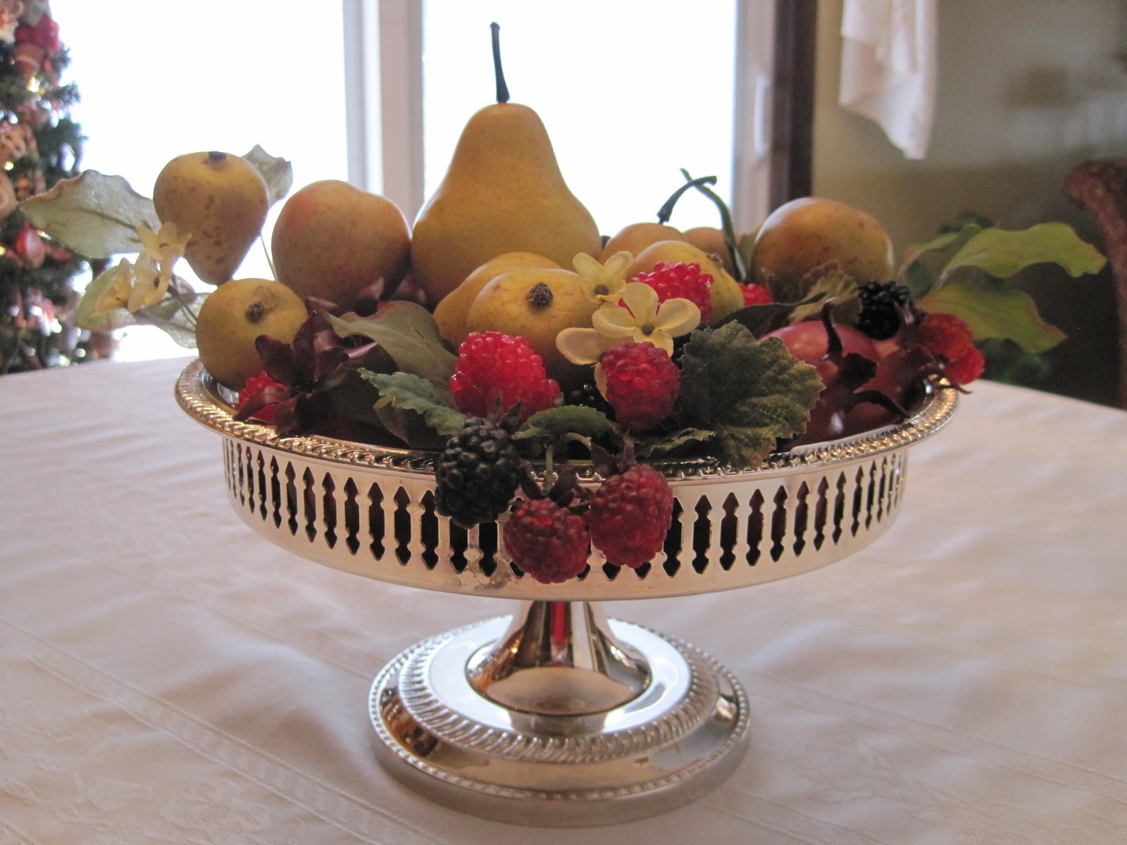 On Crooked Creek: Traditional Christmas Tablescape.