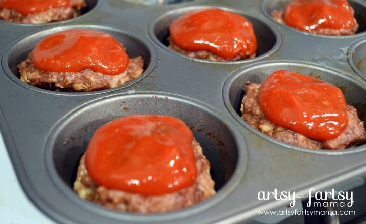 Perfect Mini Meatloaf at artsyfartsymama.com #recipe #easydinner #lowcarb