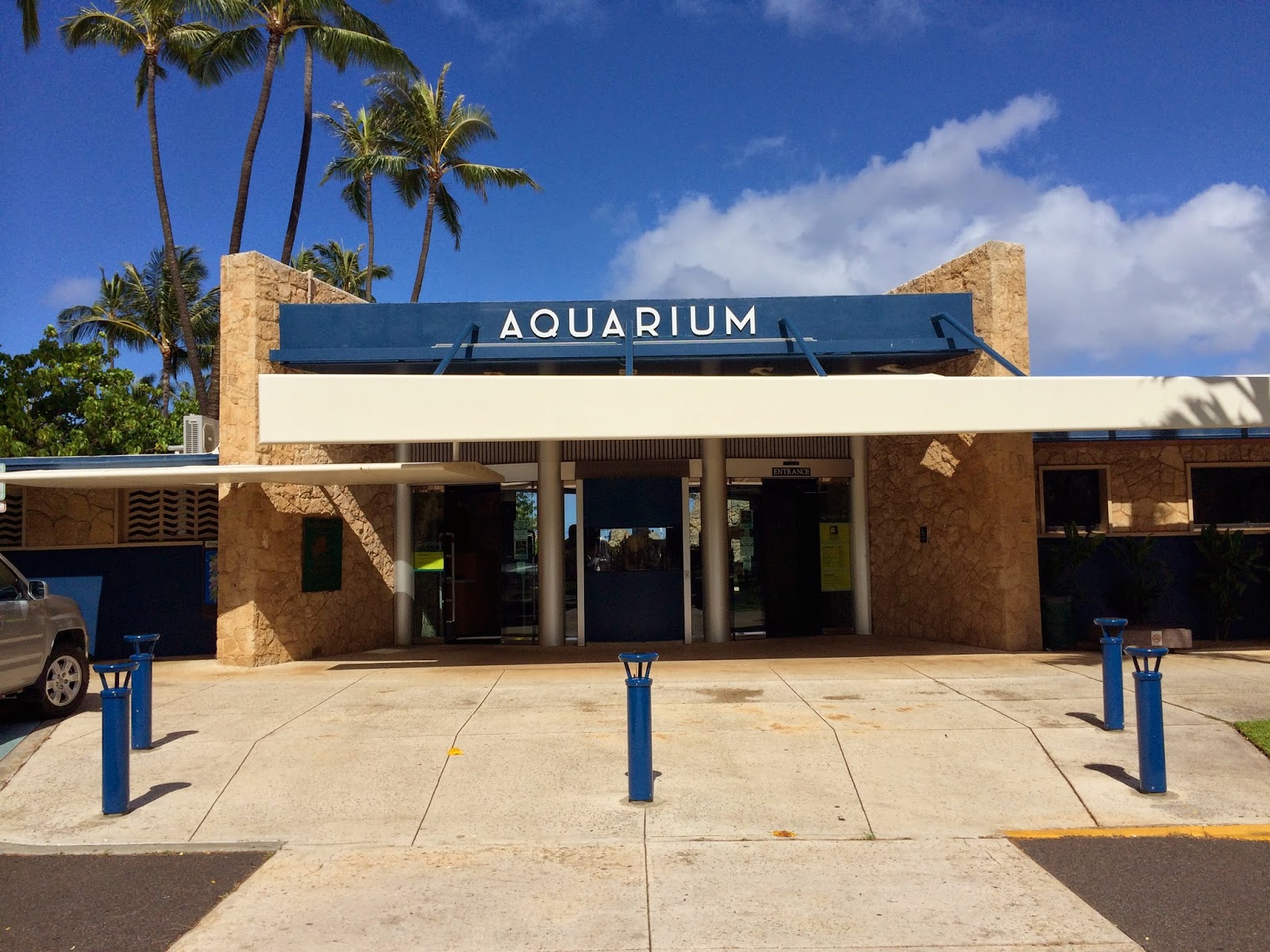 waikiki aquarium entrance