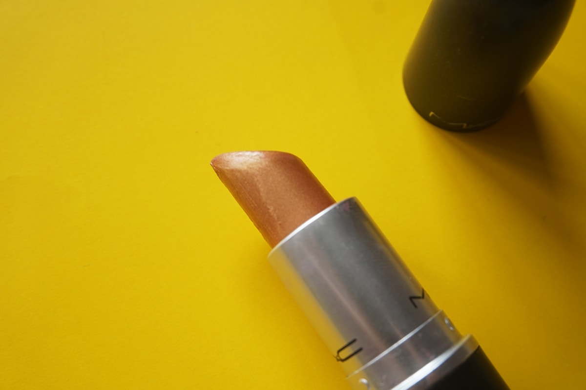 My Favorite Lipstick Topper: MAC Foil 2 mac foil 1 min