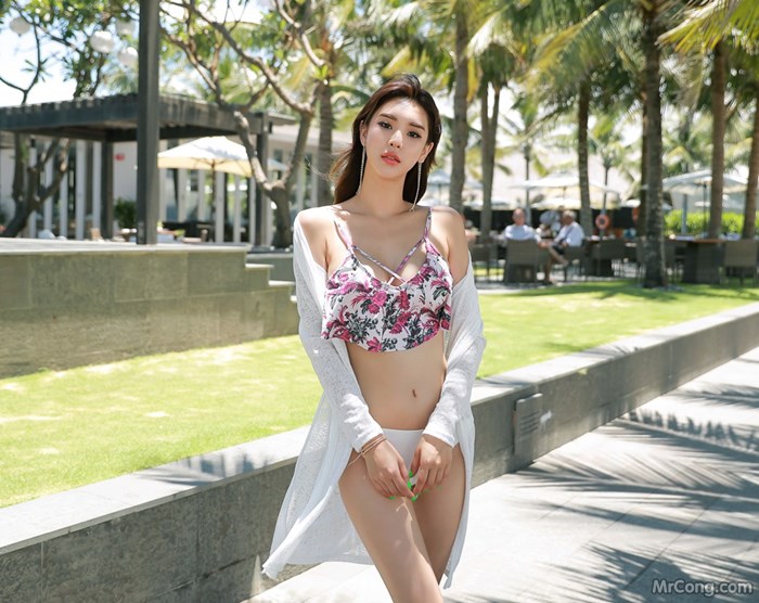 Park Da Hyun's glamorous sea fashion photos set (320 photos)