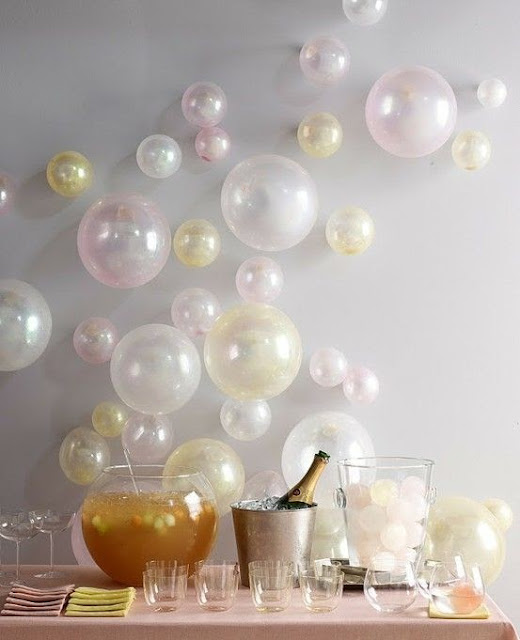 decoração de festa com balões perolizados