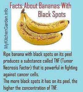 검은 반점이있는 익은 바나나
