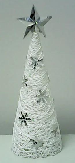 árvore de natal de linha com estela de origami