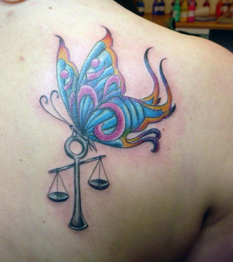 Um toque de positividade em Libra tatuagens