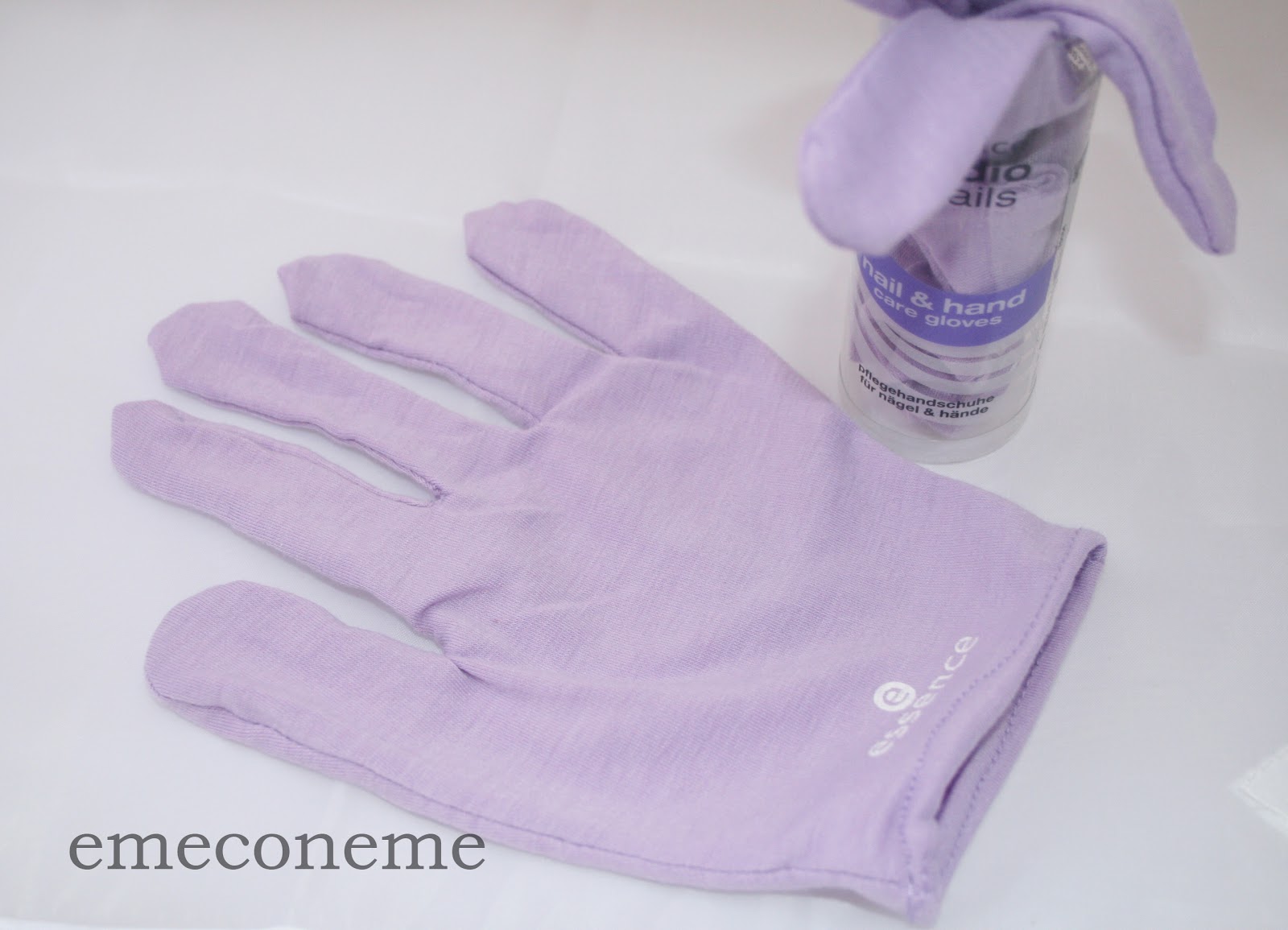 eMeconeMe Essence Nail and Hand Care Gloves.