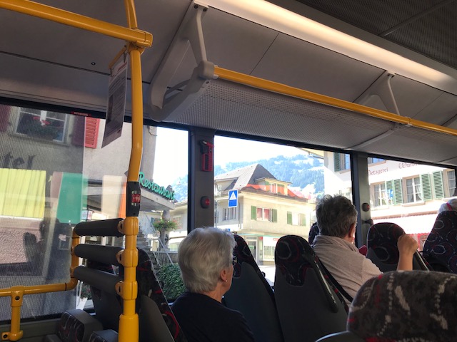 スイス　フルーティゲン駅からポストバスに乗る