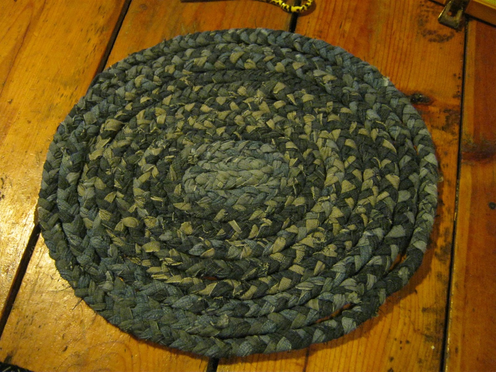 Woven Denim Rug or Trivet DIY Tutorial Denim rug, Trivets diy, Diy weaving