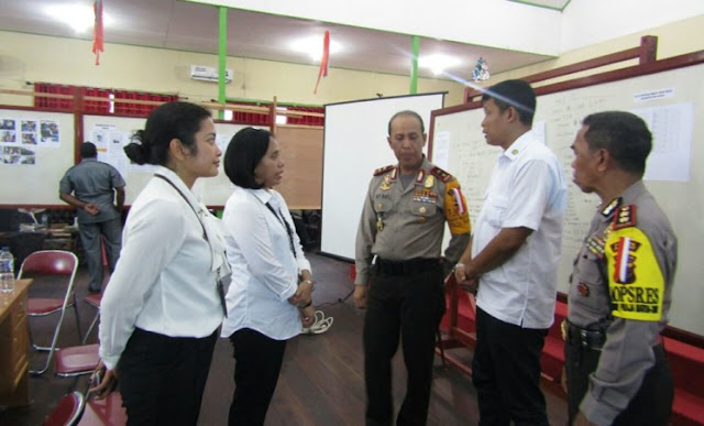 Tim Kantor Staf Presiden Verifikasi Lapangan Penanggulangan KLB Campak dan Gizi Buruk di Asmat Tim Kantor Staf Presiden Verifikasi Lapangan Penanggulangan KLB Campak dan Gizi Buruk di Asmat