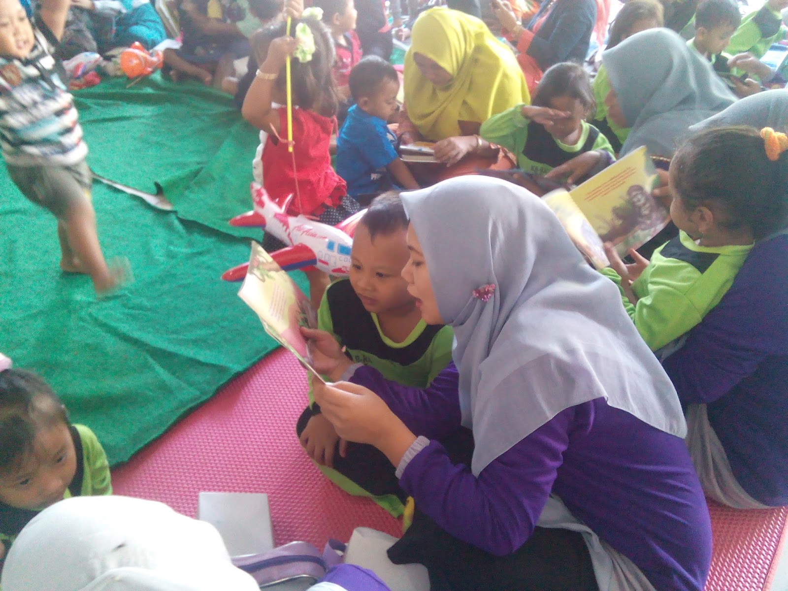 Gernasbaku (Gerakan Nasional Orang Tua Membacakan Buku) di Desa Kemlagi