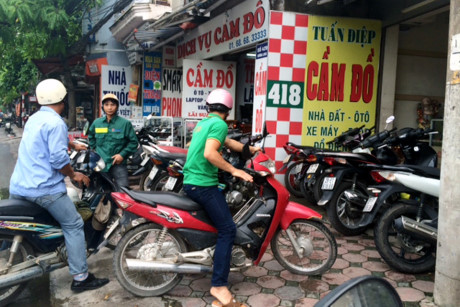 Nghi ngờ là xe ăn trộm vẫn cho khách cầm đồ - Ảnh 1 Nghi ngo la xe an trom van cho khach cam do - Anh 1