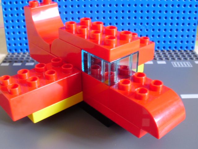 MOCs com peças LEGO Duplo representando pequenos aviões