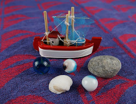 Spiele-Idee für den Kindergeburtstag: Die Murmel-Schatzsuche im Matschbad. Kinder und kleine Piraten lieben bunte Murmeln, sie eignen sich toll als Schatz!