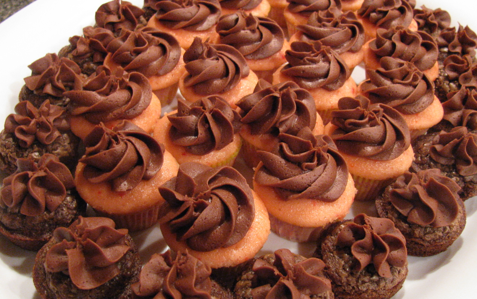 https://2.bp.blogspot.com/-eJ5Hce5o8F0/UKW5tXo_uhI/AAAAAAAAKCw/5yh-JaurM2s/s1600/brownie+bites+and+mini+cupcakes.JPG