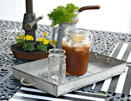 Bisa menggunakan papan berbahan metal atau besi bentuk persegi untuk membuat nampan saji seperti ini. Bisa menggunakan papan berbahan metal atau besi bentuk persegi untuk membuat nampan saji seperti ini.