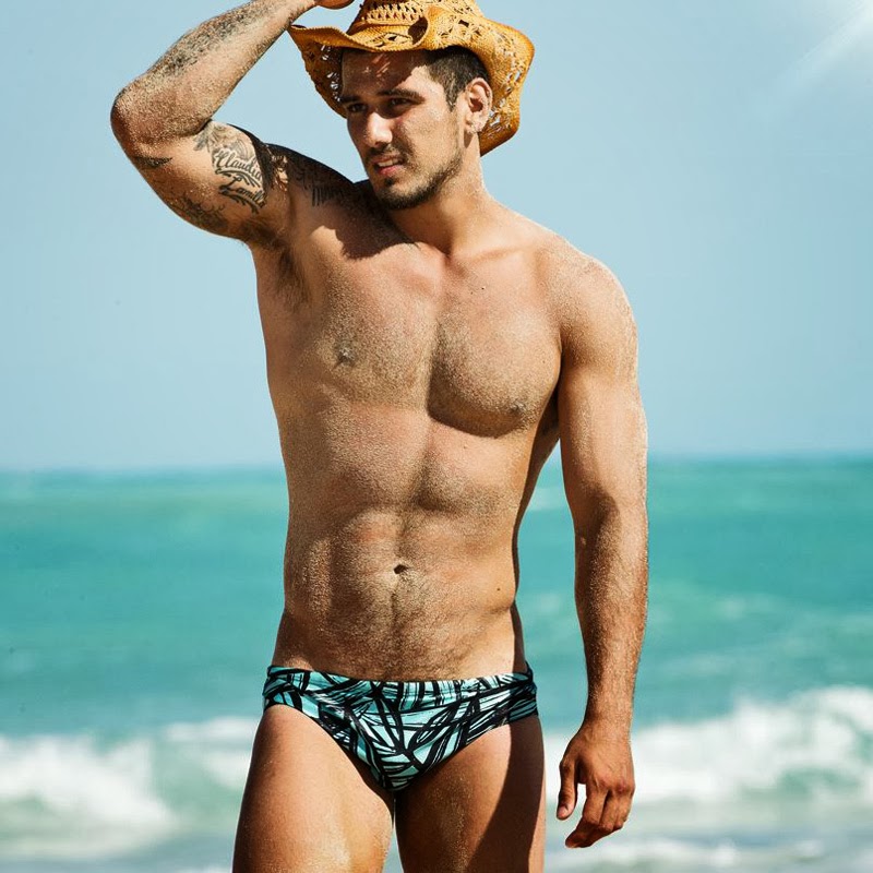 мускулистые парни в стрингах. мужской бикини видео. эпиляция для мужчин. мужская эпиляция шугаринг. мужская депиляция бикини.