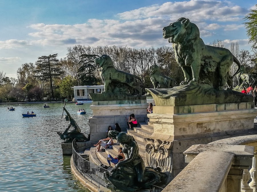 Ven a tomar el sol en el Retiro arropado por las columnas del Monumento a Alfonso XII 
