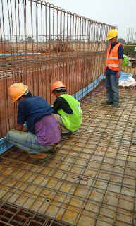 waterstop pvc memiliki daya lenturan yang baik seperti karet dan dipasang pada sambungan beton yang rapat atau mempunyai celah