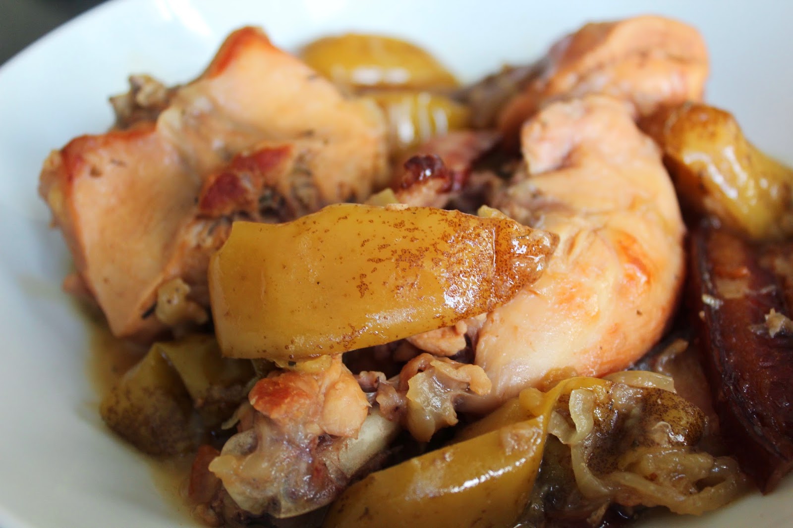Кролик с картофелем и яблоками