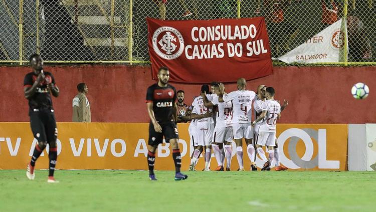 Vitória vacila outra vez, leva gol no fim e perde para o Internacional