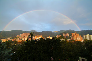 Arco iris sobre los Cerros Orientales de Bogotá. Foto: Jorge Bela