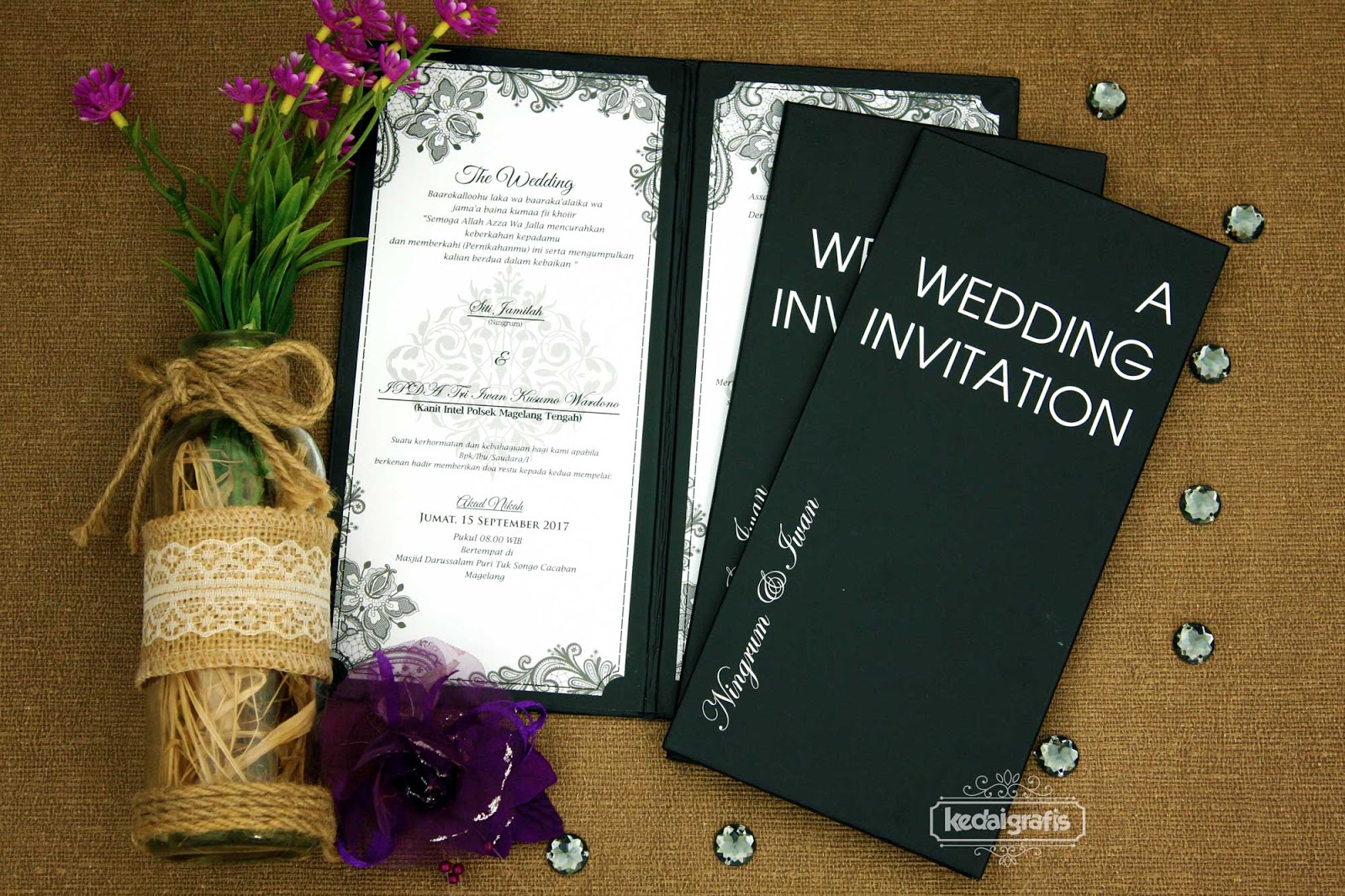 Desain Undangan Pernikahan Simple Dan Elegan Warna Hitam jpg (1600x1066)