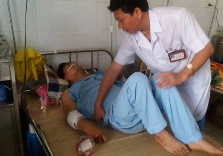 Bat khan cap nghi pham vu cuop xe om dam guc tai xe - Anh 2