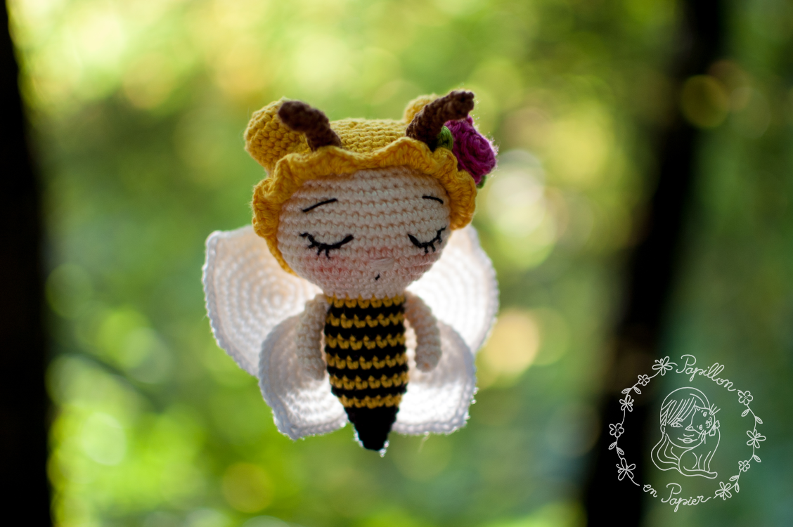 Papillon En Papier Little Honey Bee Free Amigurumi Pattern