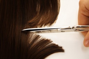 sognare che qualcuno ti taglia i capelli