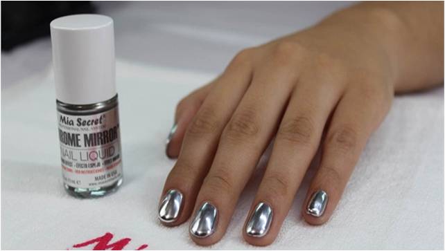 The Town Bird Mesmerizing Mirror Nails Is Latest Manicure Trend These Nails Are Thicker Than Original But Sure Shot Gives You An Experience Of Real Mirror The Shimmer Look