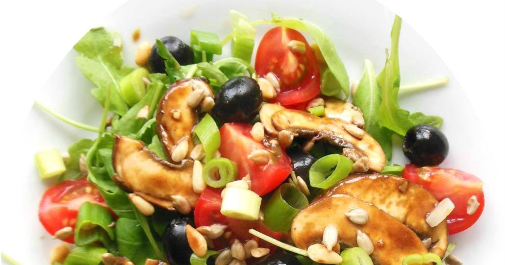 Kulinarikus: Tomaten-Rucola-Salat mit marinierten Pilzen und Oliven
