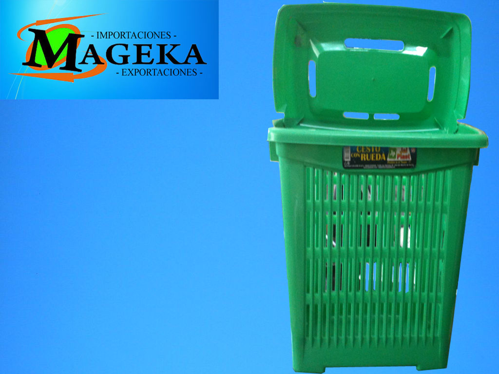 Una practica cesta de ropa con ruedas incorporadas para su fácil