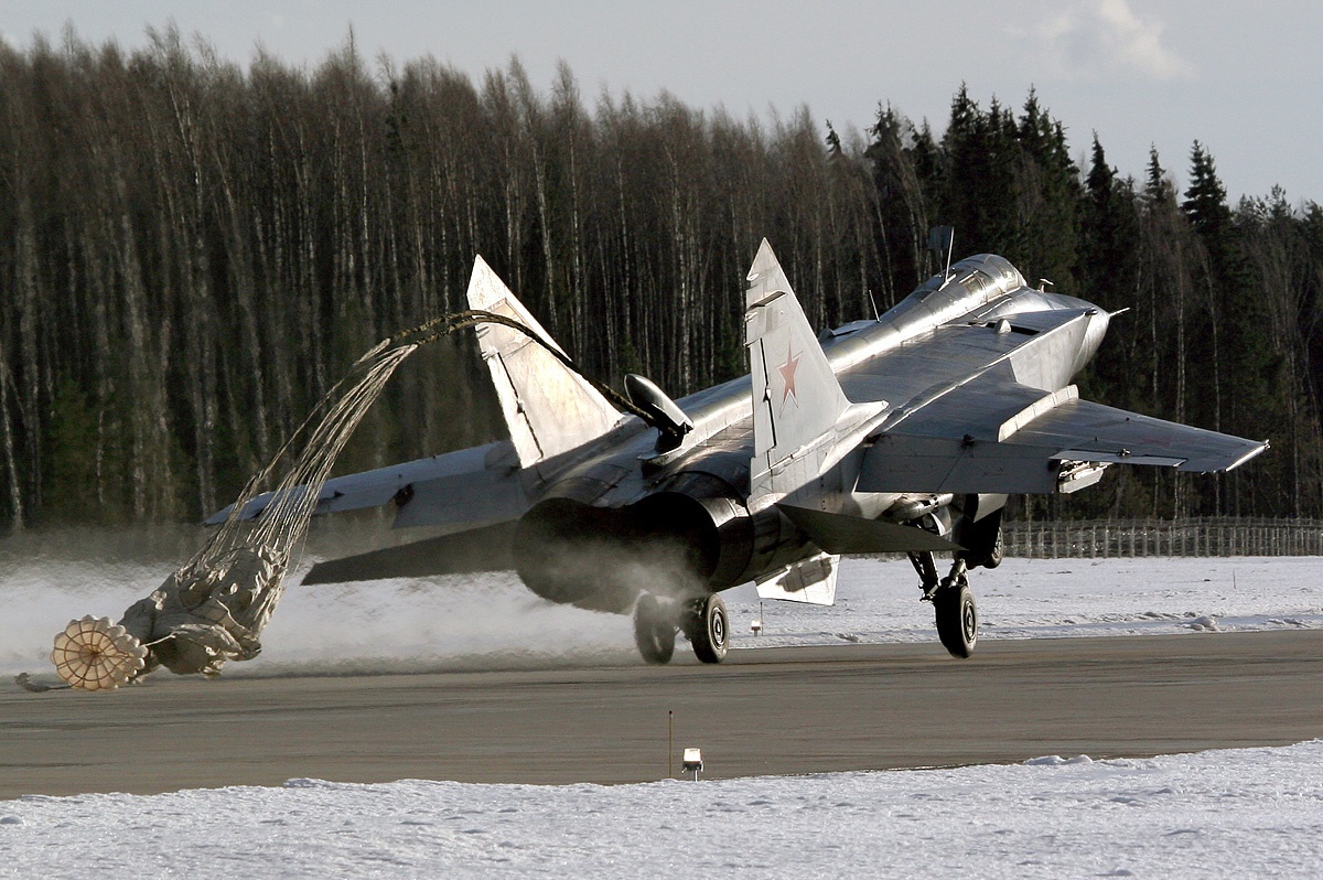 mig31_foxhound_parachute.jpg