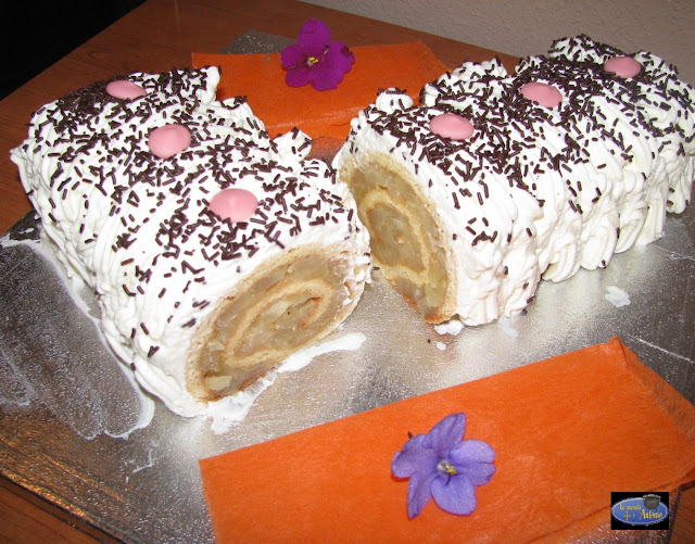 Brazo relleno de fruta y nata (crema de leche)