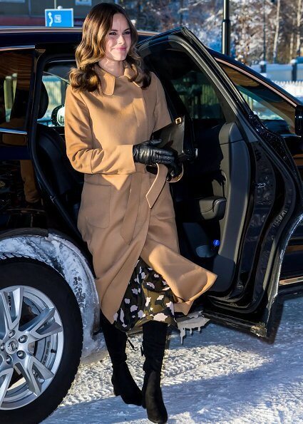 Alvdalen is a municipality in Dalarna. Princess Sofia wore a camel coat, multi-coloured printed khaki silk midi shirtdress
