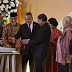 Walikota Padang Bersama Menteri Daerah Tertinggal, Potong Kue HUT Republik India.