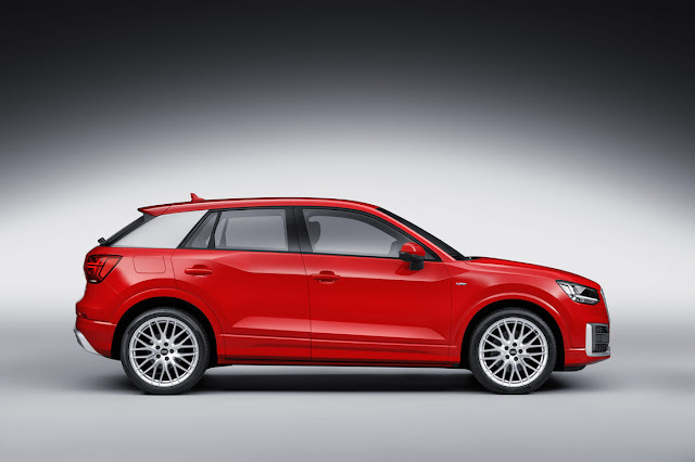 audi q2 colore rossa con blade montante posteriore colore nero