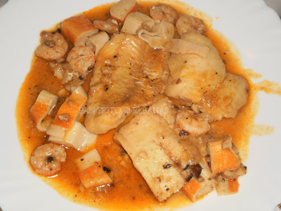  CAZUELA DE PESCADO CON PALITOS Y GAMBAS 