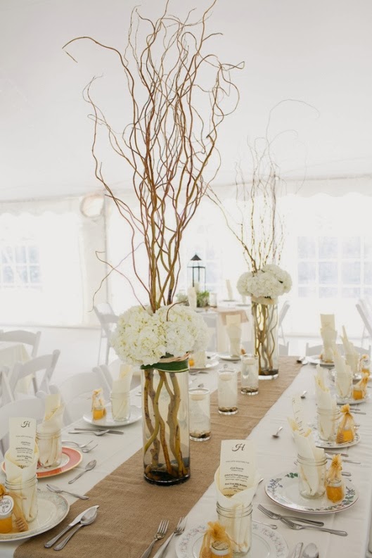 centros florales de boda con ramas secas y hortensias blancas
